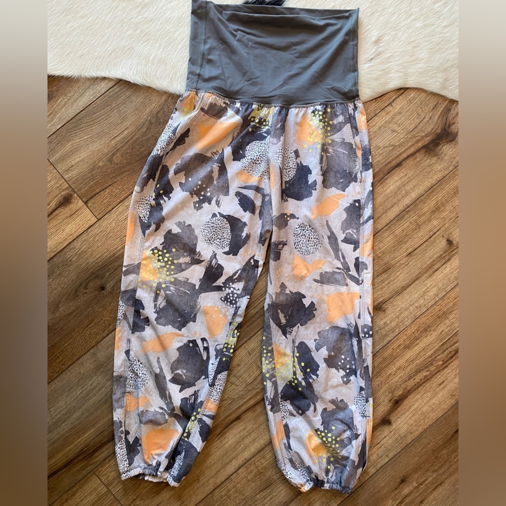 Lululemon Om Pant Mini Art Pop white Multi/ slate